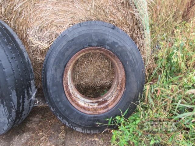 295-75R22.5 tire on rim,_0.jpg